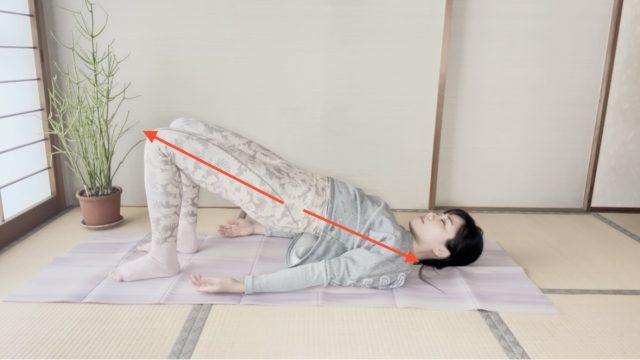 背骨をほぐしてゆるめるピラティス「ヒップ・ロールズ」