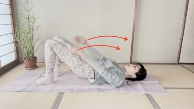 背骨をほぐしてゆるめるピラティス「ヒップ・ロールズ」
