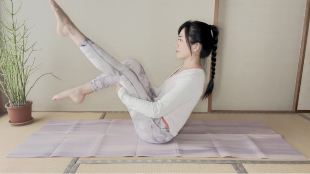 片脚をあげる女性