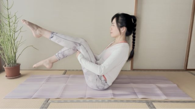 膝を軽めに曲げた女性