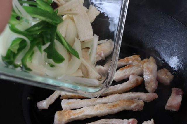 焼いた豚肉と野菜