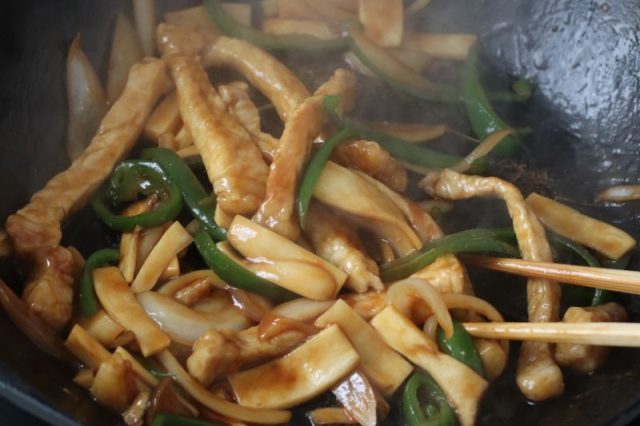 太めカットのチンジャオロース