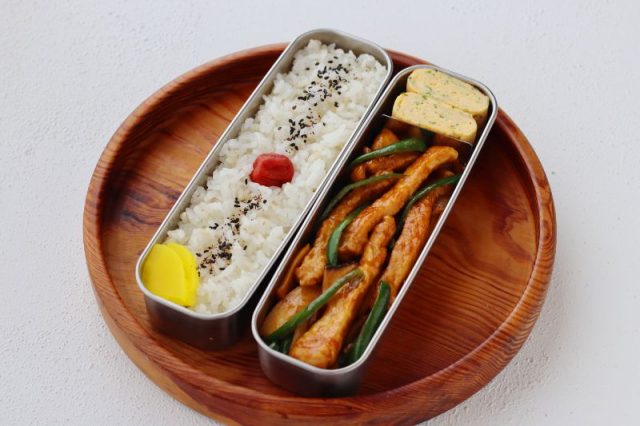 「チンジャオロース」「青海苔入り卵焼き」2品弁当