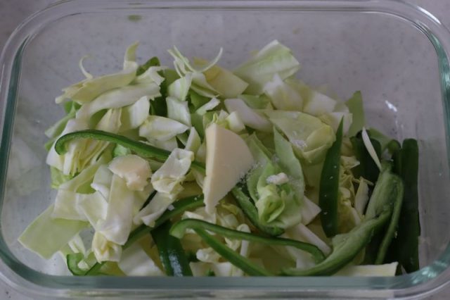 カットしたキャベツとピーマン