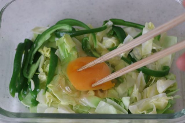 キャベツとピーマンに割り入れた卵