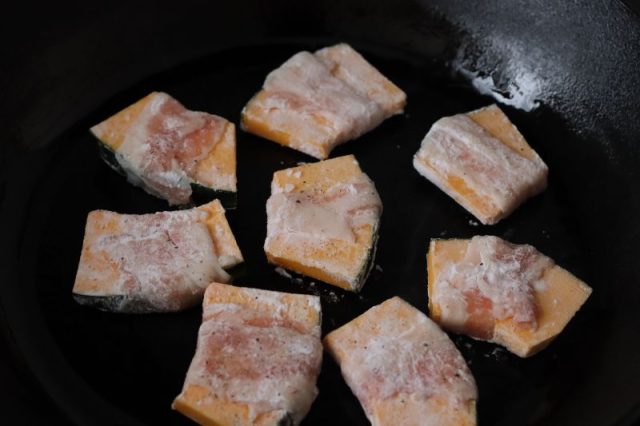 フライパンに並べたかぼちゃの豚巻き