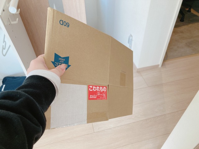 折りたたんだ段ボール箱