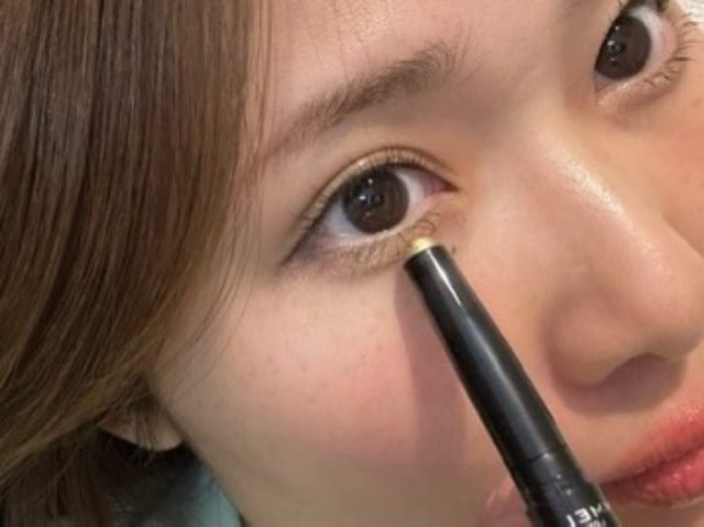 アイシャドウスティックを使った目元