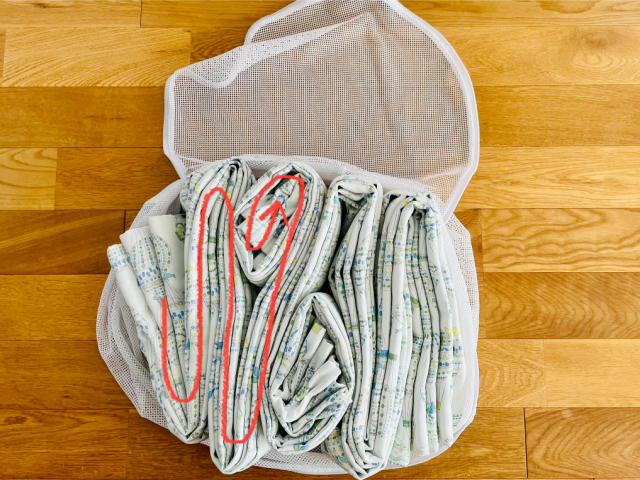 カーテンを洗濯ネットに入れる