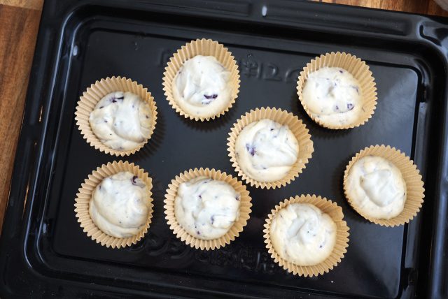 カップに入れたマフィンのタネ