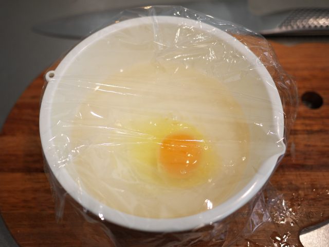 ボウルに入れた生卵