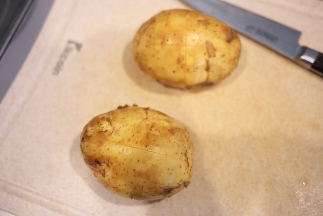 切り込みを入れた新じゃがいも