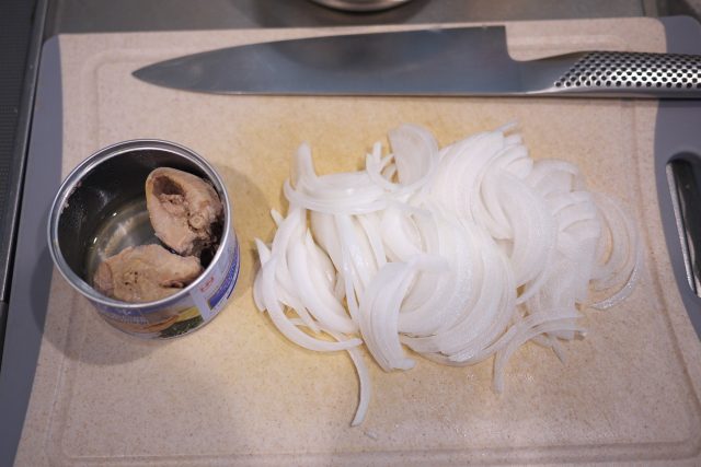 さば水煮缶と新玉ねぎ