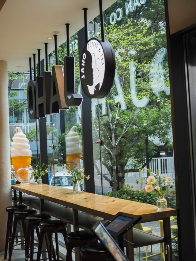 田町「Jaho Coffee Roaster & Wine Bar」店内