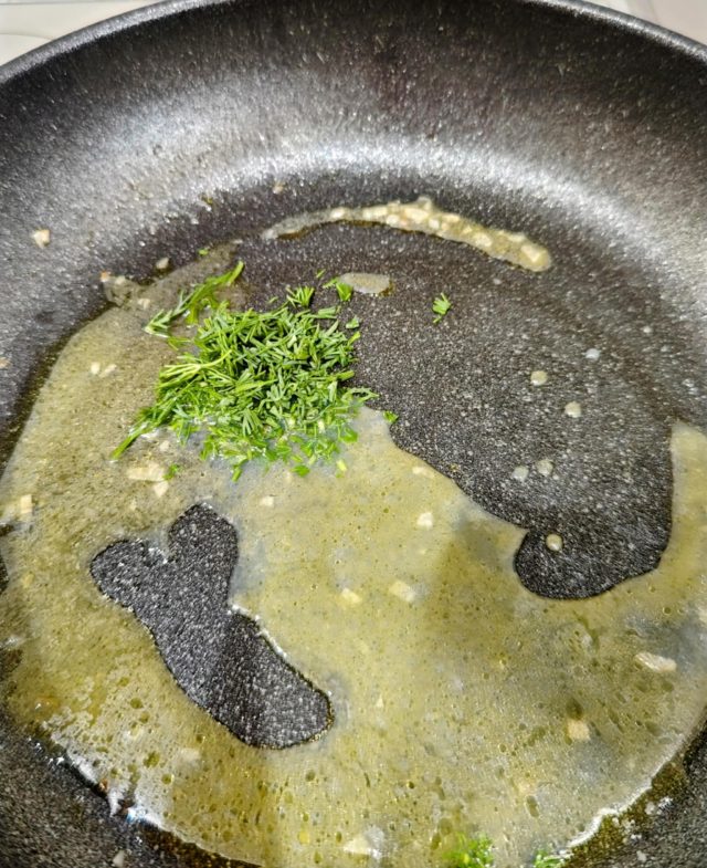 フライパンにディル