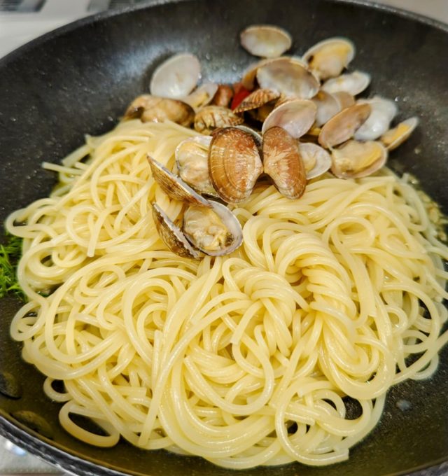 フライパンにパスタとアサリ