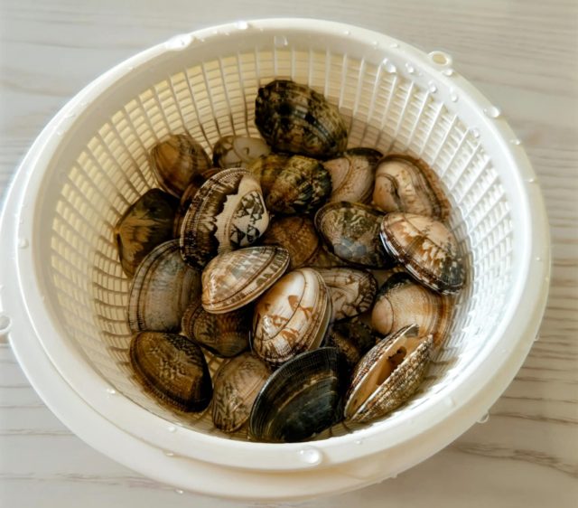 ざるにあげたアサリ
