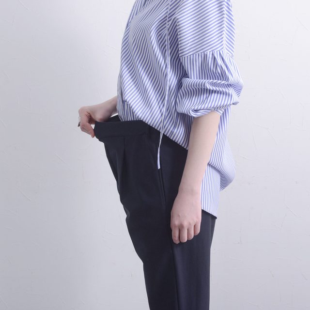 骨盤底筋サポート タックテーパードパンツ