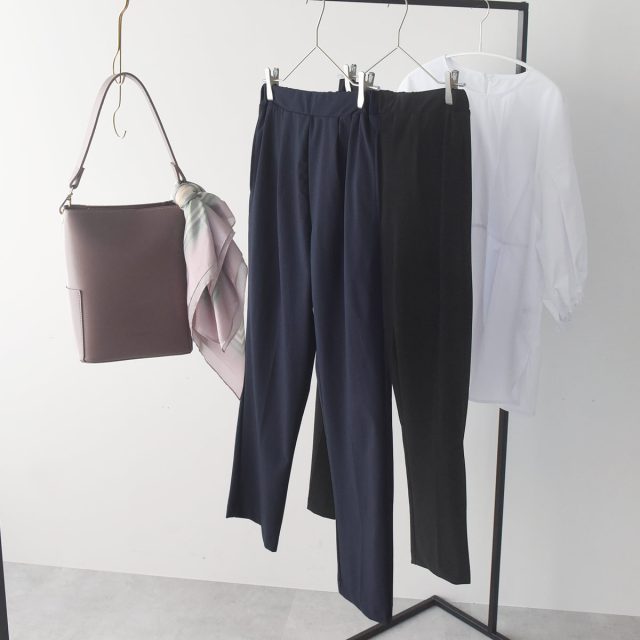 骨盤底筋サポート タックテーパードパンツ