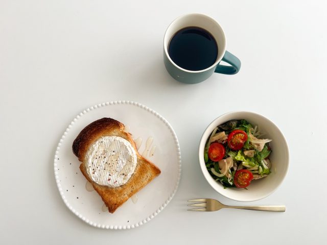 トーストとサラダとコーヒー