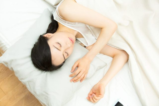 眠る女性
