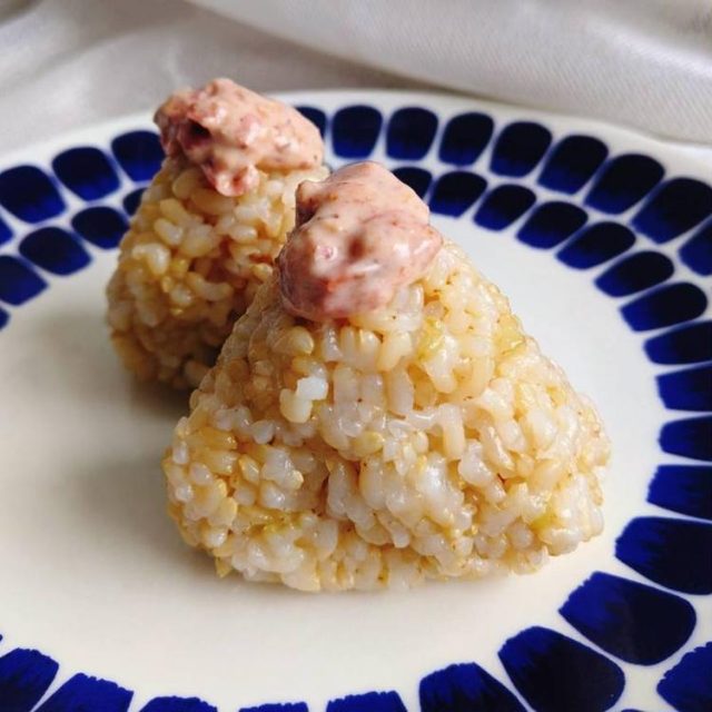 冷たくても美味しい♪ 梅まよカツオ玄米おにぎり