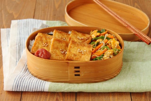 「油揚げ照り焼き」「ピーマンとにんじんのしりしり」弁当