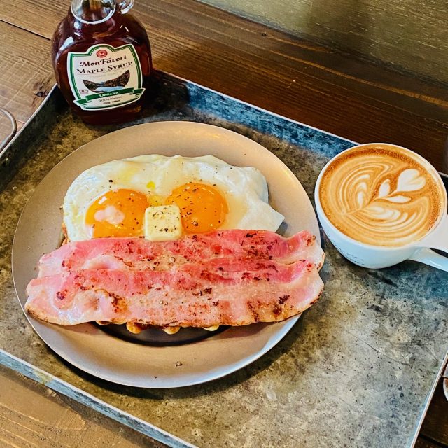 ベーコンエッグ カフェラテ