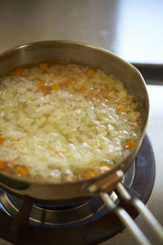 ふつふつ湧いている甘い野菜のスープ