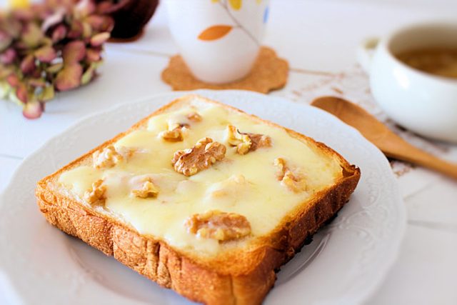 たっぷりチーズのくるみトースト