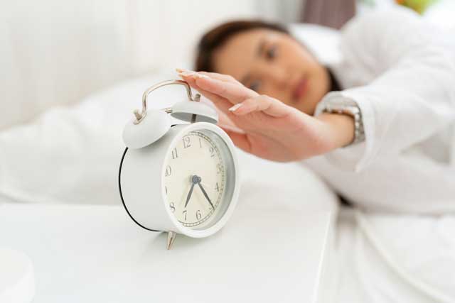 目覚まし　女性　時計