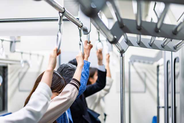 電車の中　つり革