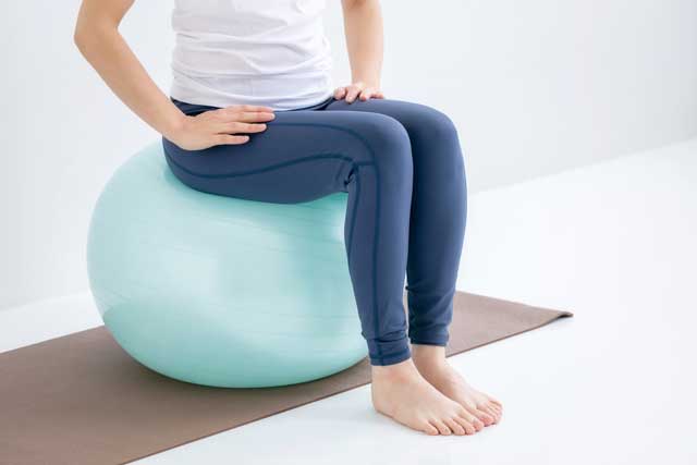 腹筋　バランスボール