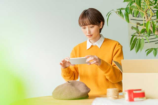 スマホで撮影する女性