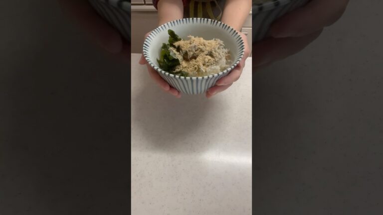 今日も梅茶漬け♪気に入ってまた作った☺️簡単✨ご飯、しらす、梅干し、わかめ、すりごま、合わせ出汁 今日も梅茶漬け♪気に入ってまた作った☺️簡単✨ご飯、しらす、梅干し、わかめ、すりごま、合わせ出汁