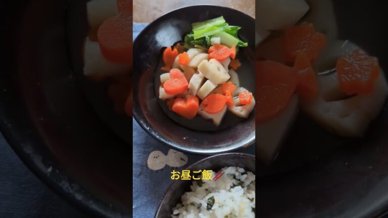 根菜の煮物、海藻サラダ、玉ねぎとホウレンソウのお味噌汁、ワカメごはん 根菜の煮物、海藻サラダ、玉ねぎとホウレンソウのお味噌汁、ワカメごはん