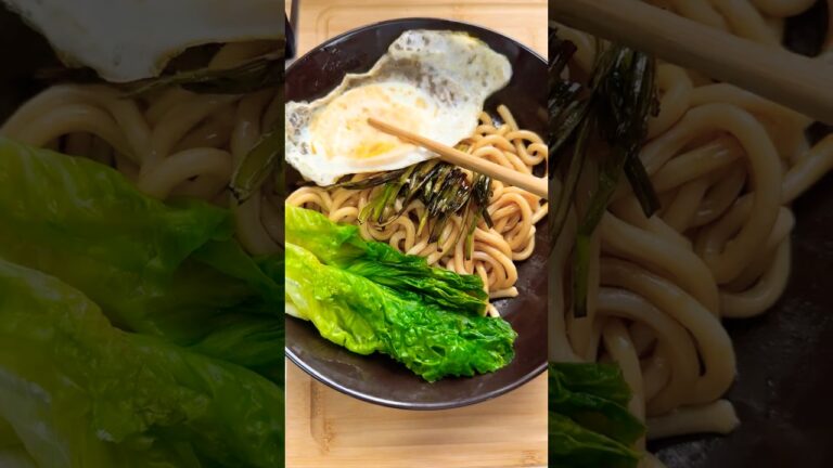 A bowl of scallion oil udon noodles in just 10 min.