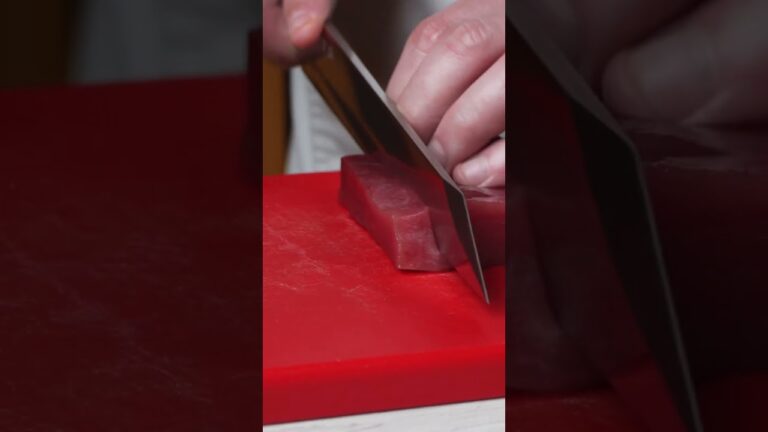 Uramaki de lomo de atún rojo salvaje con aguacate🥑 y un toque de mango🥭