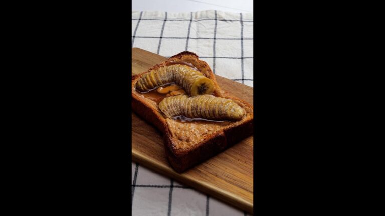 【バナナとピーナッツの甘じょっぱ神コンビ】食パンがデザートに化ける濃厚バナナピーナッツトースト / Peanut Butter Banana Toast