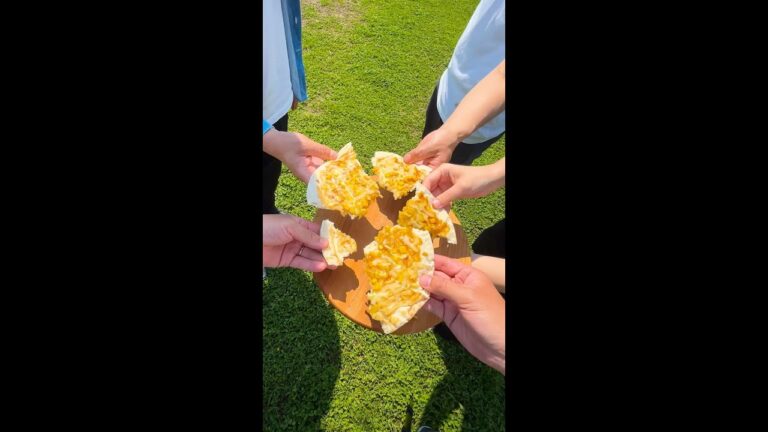 【誰が一番多く食べられるか！？】「楽しすぎるw」みんなで楽しめるBBQ・キャンプレシピ / Pizza on BBQ