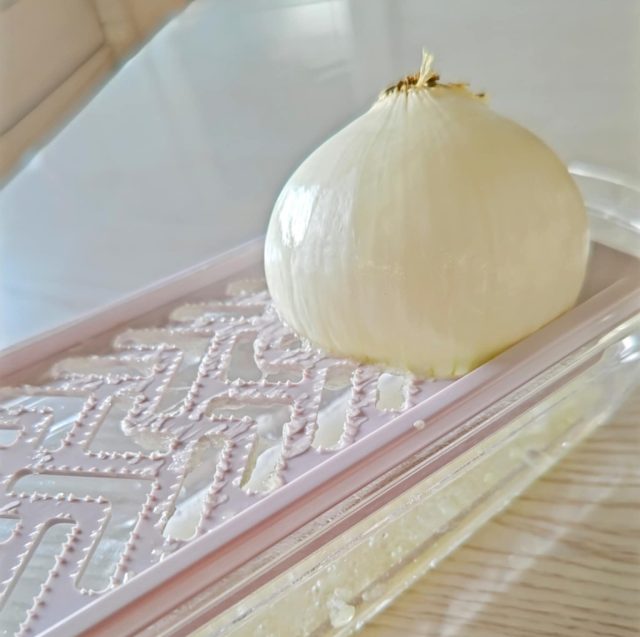 新玉ねぎをすりおろす