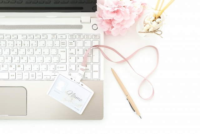 ノートパソコンとネームプレート