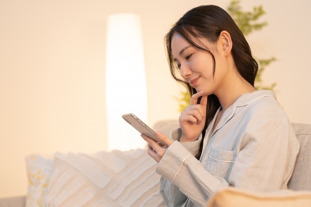 夜　スマホ　女性