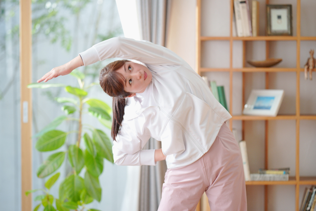 体操をする女性