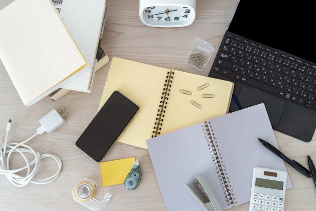 整理されていないデスクの上