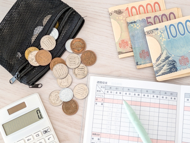お金と電卓と家計簿