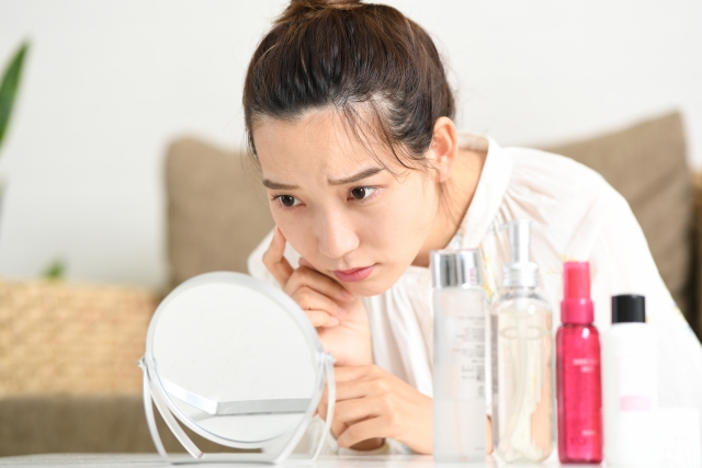 鏡を見る女性