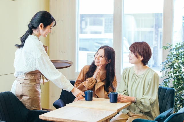 笑顔で定員さんを見る女性
