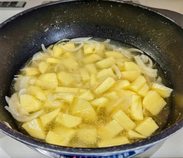 フライパンでじゃがいもを煮込む