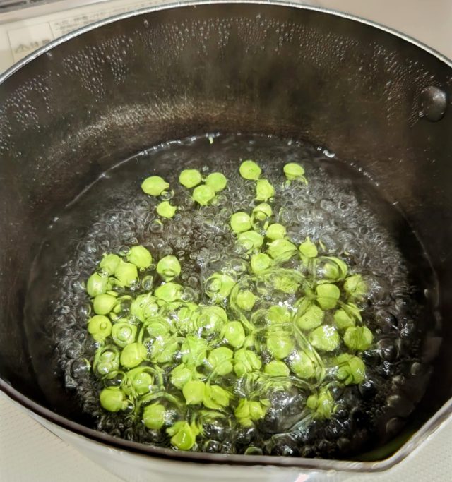 豆を茹でる